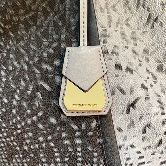 SOLD EUC  MK Michael Kors Signature Two-Tone Totebag - Picture 10 of 10
